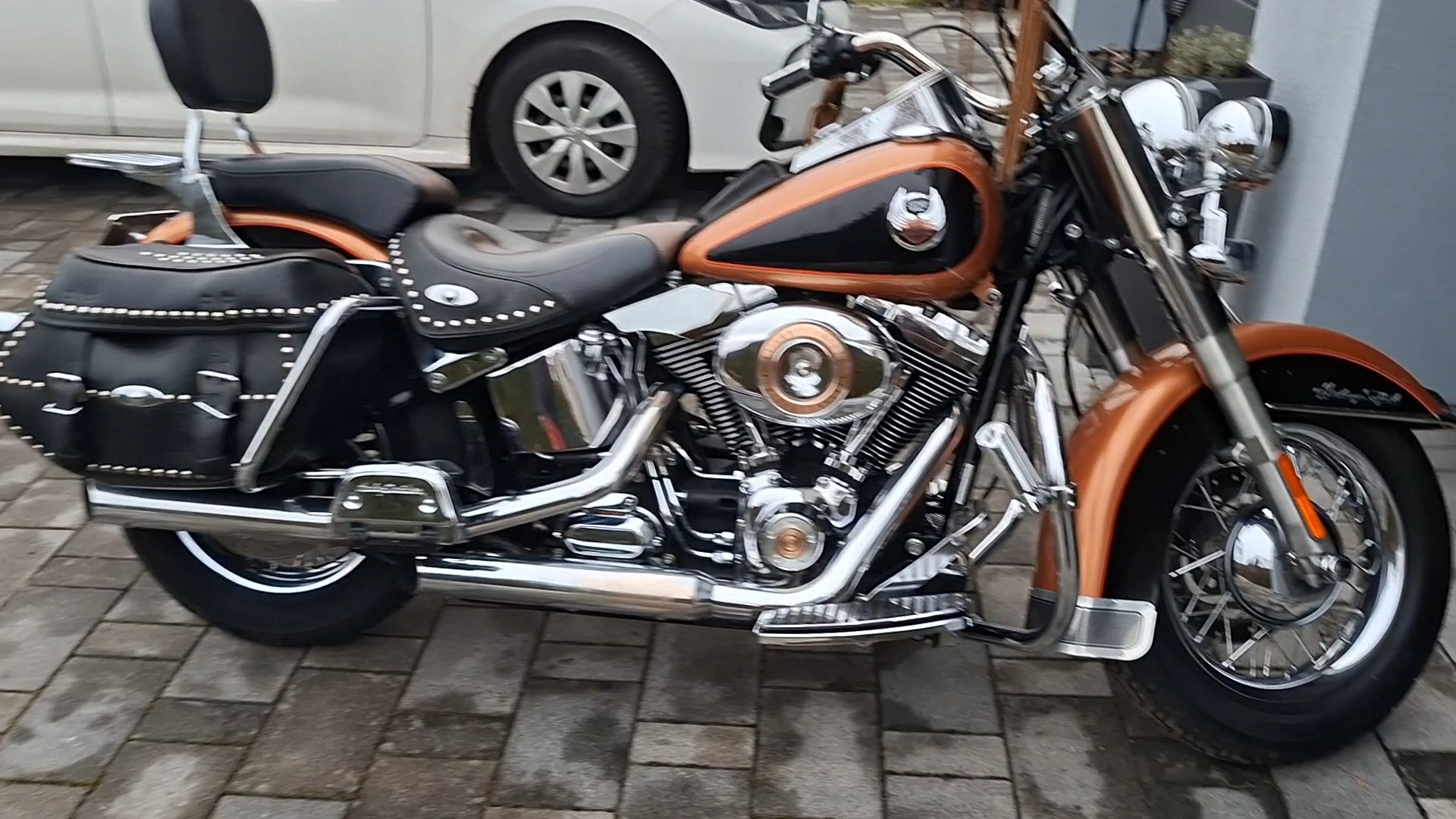 Harley-Davidson z archiwum MotoChopper — motocykl w kolorze czarnym i miedzianym