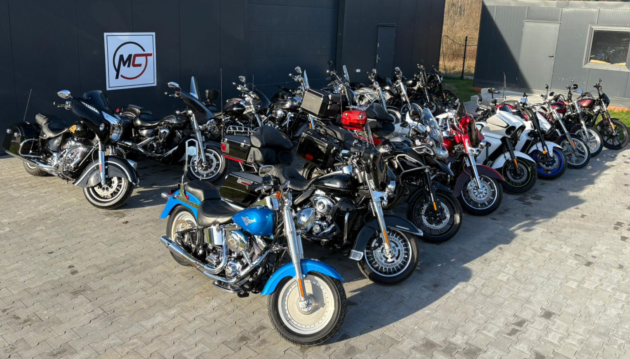 Motocykle przed siedzibą MotoChopper w Chmielewie